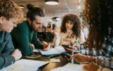 Por qué los estudiantes universitarios deberían considerar un trabajo extra este semestre