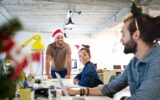 Por qué necesita invertir en sus empleados y en la comunidad en estas fiestas