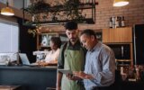 Tres razones para involucrar a sus hijos en las pequeñas empresas el sábado